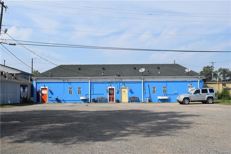 More Photos Of 7627-7633 Highland Rd, Waterford Storefront Retail Office For Sale