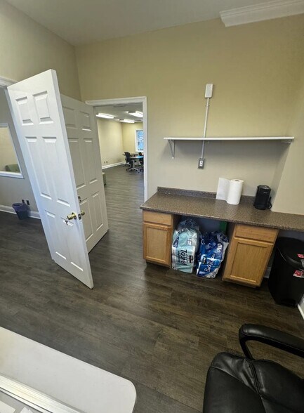 More Photos Of 7521-7533 Presidential Ln, Manassas Office For Sale