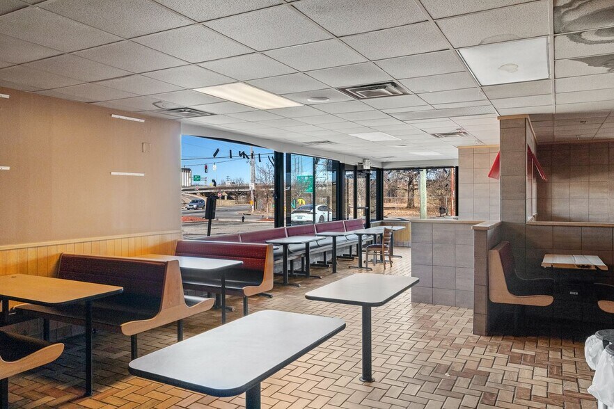 More Photos Of 2058 Portland Ave, Louisville Freestanding For Lease