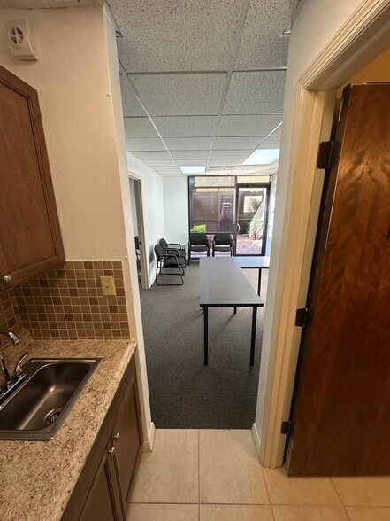 More Photos Of 14902 Winding Creek Ct, Tampa Medical For Lease