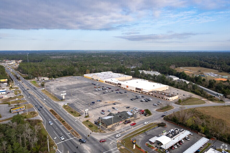 More Photos Of 6209 US-90, Milton Supermarket For Lease