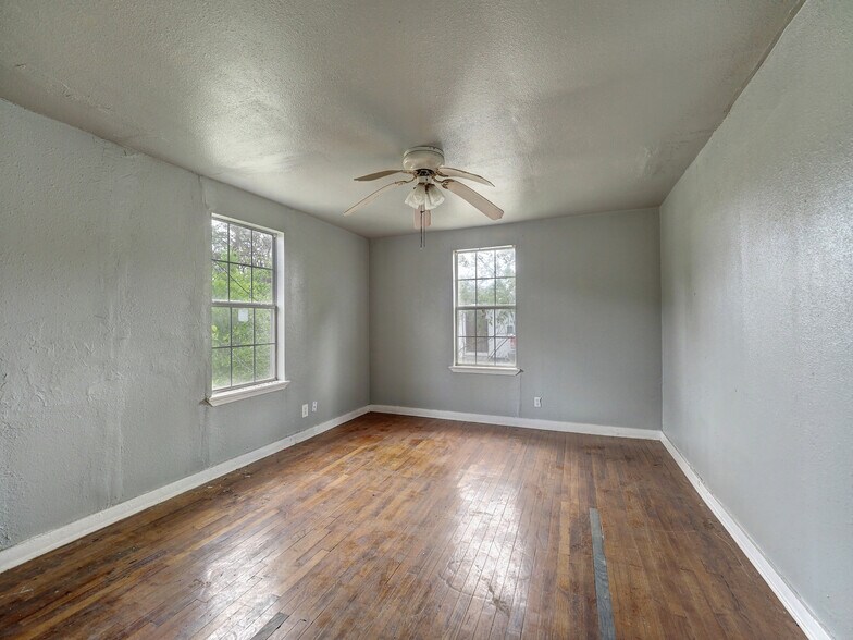 More Photos Of 1106 E Huisache Ave, Kingsville Apartments For Sale