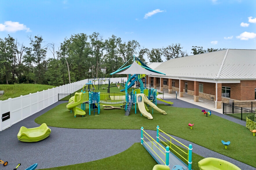 More Photos Of 42525 Tall Cedars Pkwy, Chantilly Schools For Lease