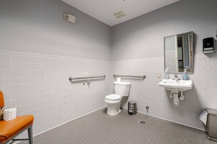 More Photos Of 617 Mulberry St, Elizabethtown Office For Sale