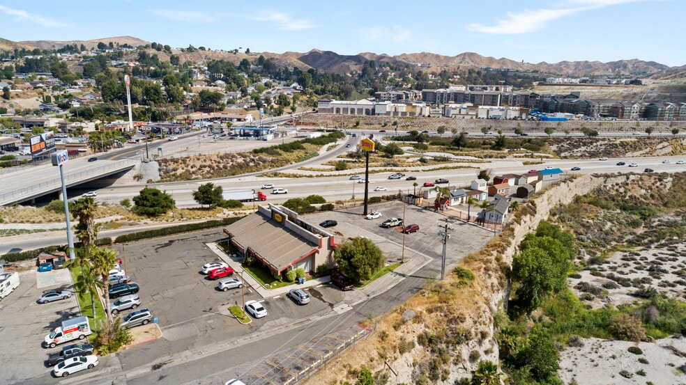 More Photos Of 16401 Delone St, Santa Clarita Restaurant For Lease