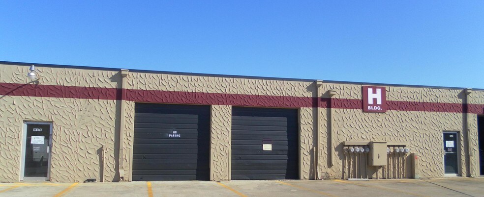 More Photos Of 1105 Colorado Ln, Arlington Unknown For Lease