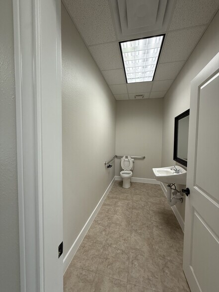 More Photos Of 7115 FM 2920, Spring Unknown For Lease