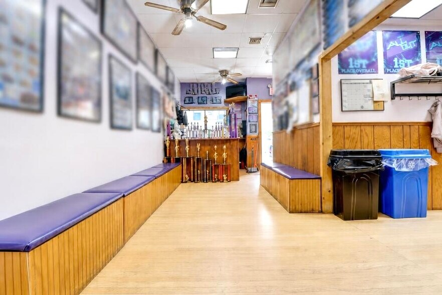 More Photos Of 6729 Central Ave, Glendale General Retail For Lease