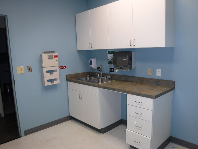 More Photos Of 1908 Caudle Dr, Mount Airy Medical For Lease