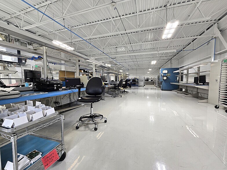 More Photos Of 2222 Boul Dagenais O, Laval Light Distribution For Sale