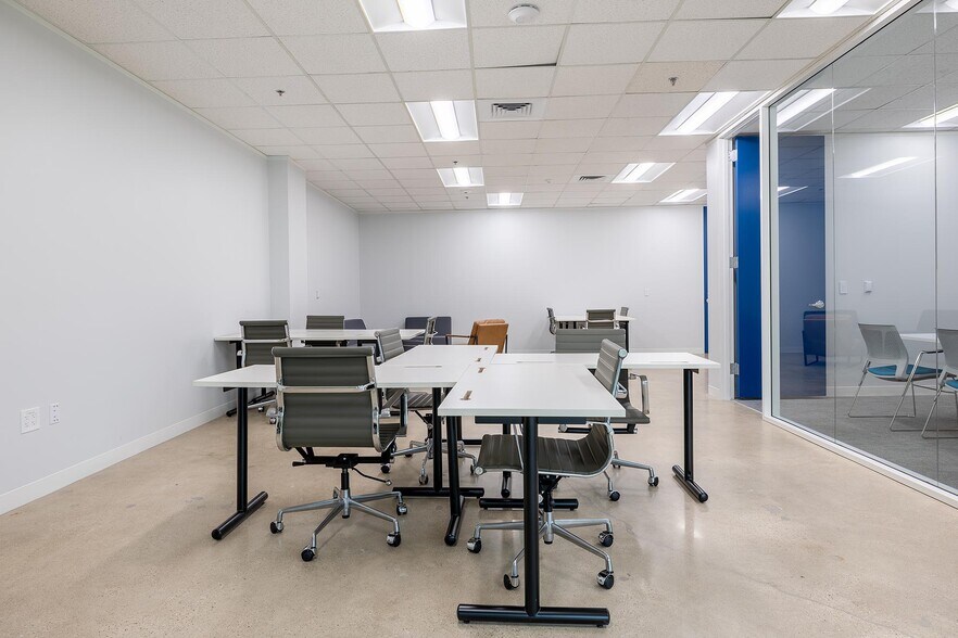 More Photos Of 5000 Plaza On The Lake Dr, Austin Coworking Space