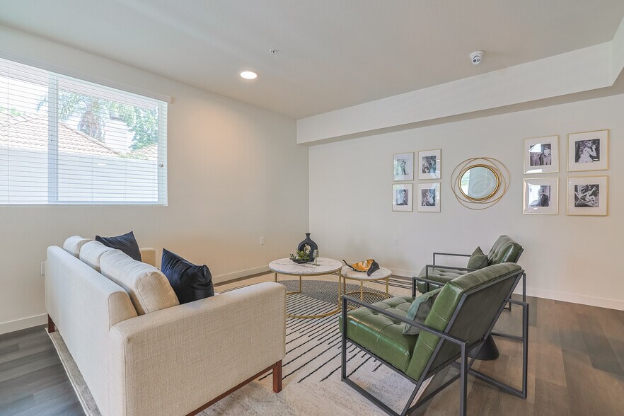 More Photos Of 10555 Bloomfield St, Toluca Lake Apartments For Sale