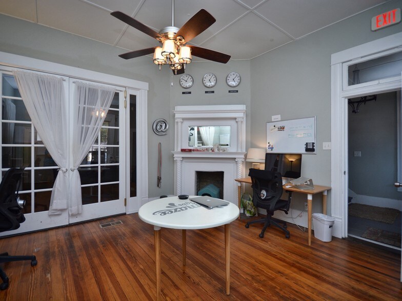 More Photos Of 2125 E Cesar Chavez St, Austin Office For Lease