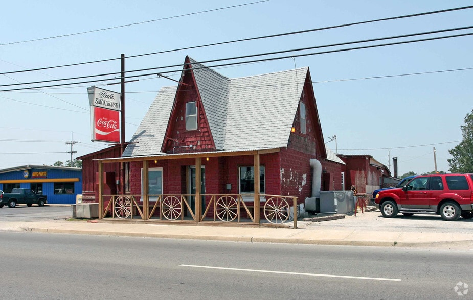 Primary Photo Of 805 S Green Ave, Purcell Restaurant For Sale