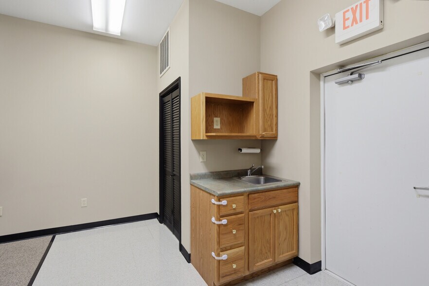 More Photos Of 2585 Eastwood Dr, Columbus Office For Lease