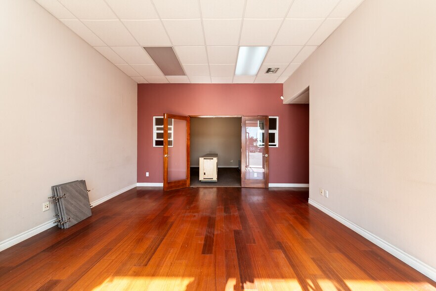 More Photos Of 14711 Princeton Ave, Moorpark Freestanding For Sale