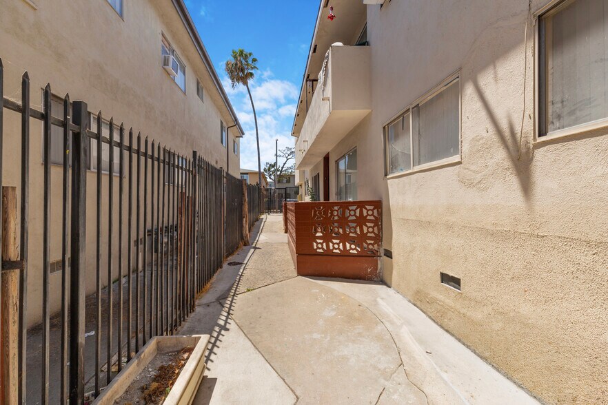 More Photos Of 2016 S Bedford St, Los Angeles Apartments For Sale