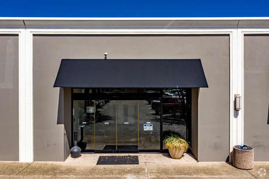 More Photos Of 3700 Fredericksburg Rd, San Antonio General Retail For Lease