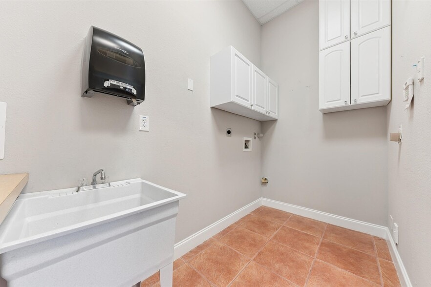 More Photos Of 826 N Dixie Hwy, Lantana Apartments For Sale