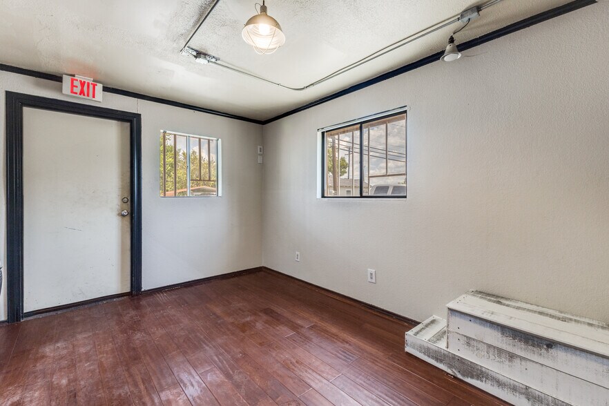 More Photos Of 305 W Aimee St, Forney Warehouse For Sale