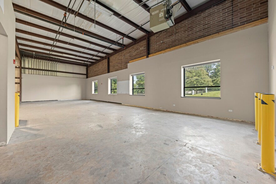 More Photos Of 25553 Wolf's Crossing Rd, Plainfield Warehouse For Lease