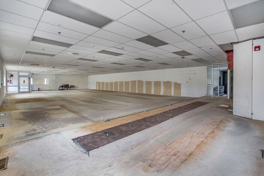 More Photos Of 24100 Meadowbrook Rd, Novi Storefront For Sale
