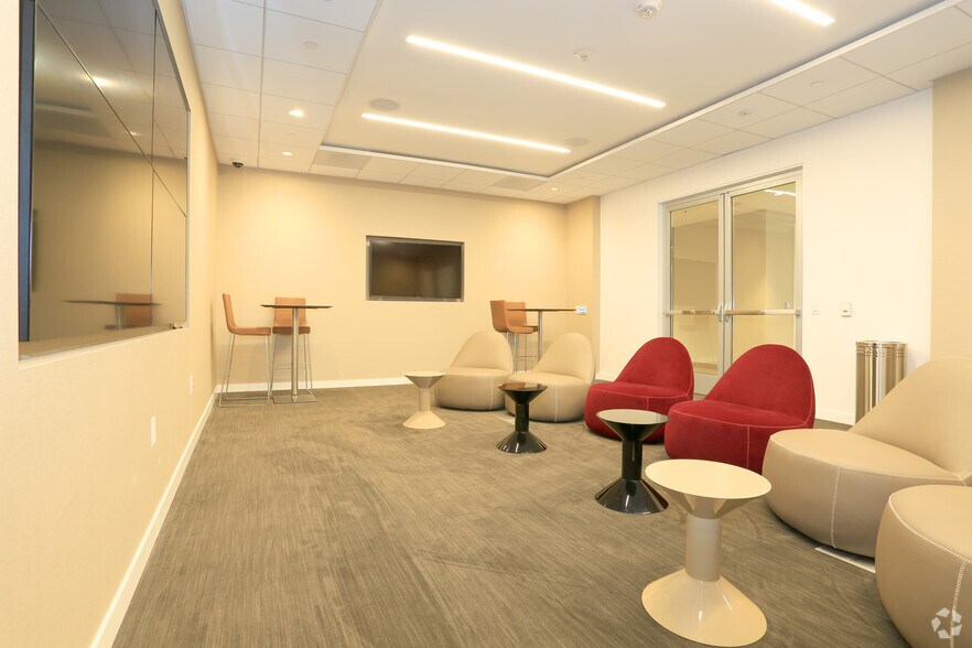 More Photos Of 399 Fremont St, San Francisco Apartments For Lease