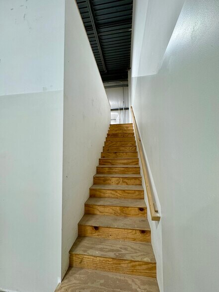 More Photos Of 17-4 NH-125, Kingston Service For Lease
