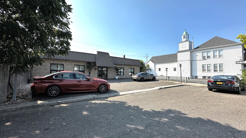 More Photos Of 1991 Smith St, Merrick Medical For Sale