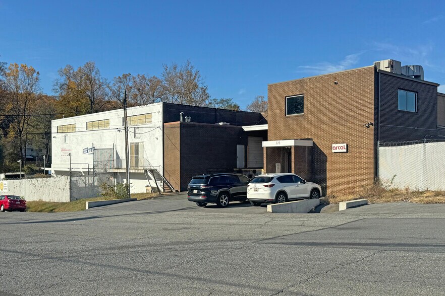 More Photos Of 223 Westhampton Ave, Capitol Heights Warehouse For Lease