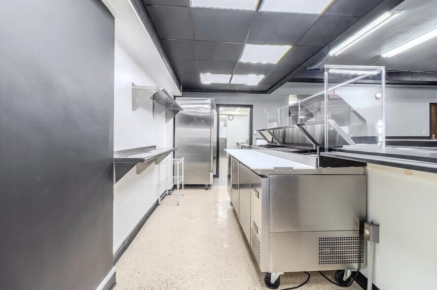 More Photos Of 825 5th Ave, East McKeesport Bar For Lease