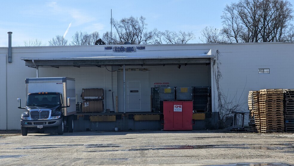 More Photos Of 717 Longfellow St, Woodbine Warehouse For Lease