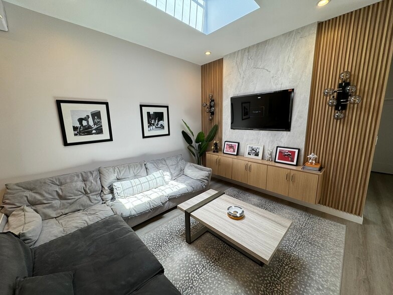 More Photos Of 7416 S Western Ave, Los Angeles Office For Sale