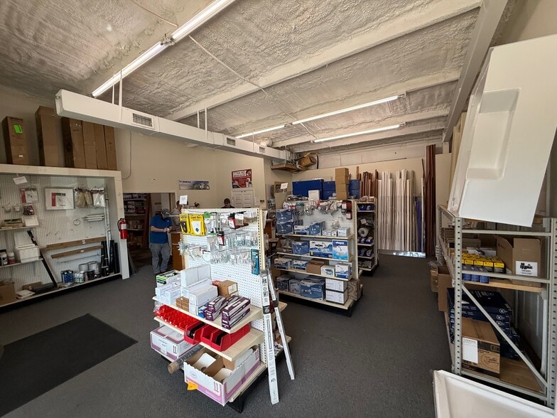 More Photos Of 1601 Spring Dr, Opelika Showroom For Lease