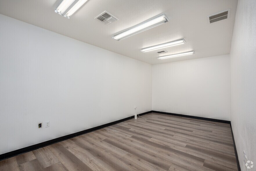 More Photos Of 7500 14th Ave, Sacramento Warehouse For Lease