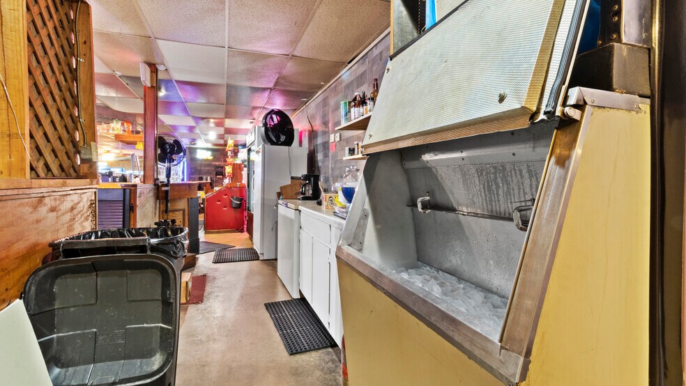 More Photos Of 1734 N Main St, Paris Freestanding For Sale