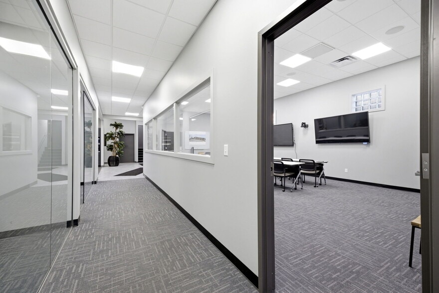 More Photos Of 326 SE Douglas St, Lees Summit Office For Sale
