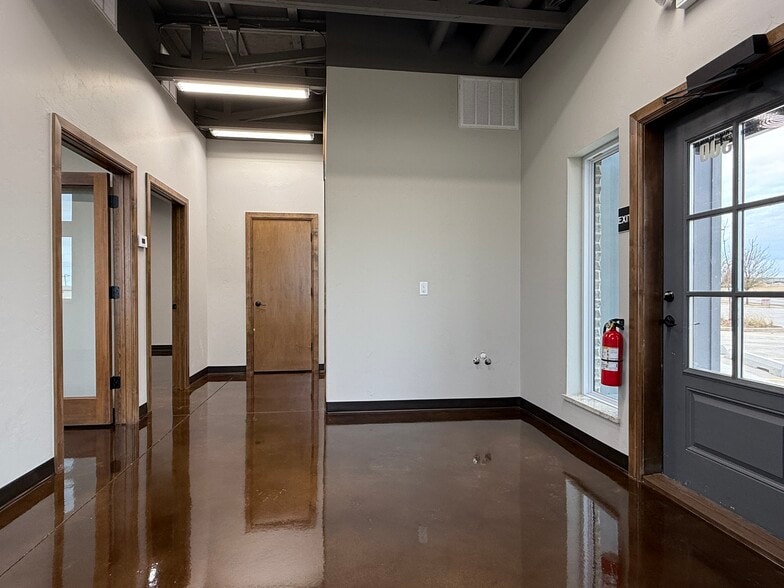 More Photos Of 8136 Silver Crossing, Oklahoma City Warehouse For Lease