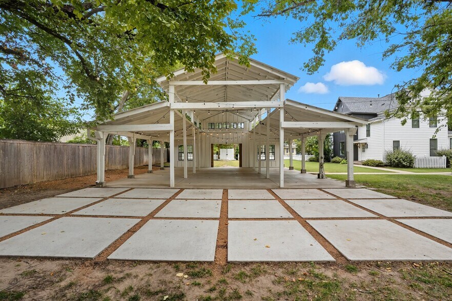 More Photos Of 924 S Main St, Broken Arrow Showroom For Sale