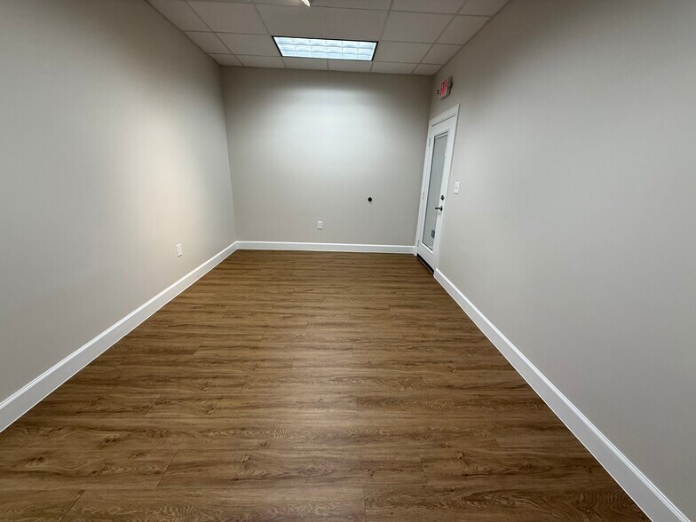 More Photos Of 7115 FM 2920, Spring Unknown For Lease