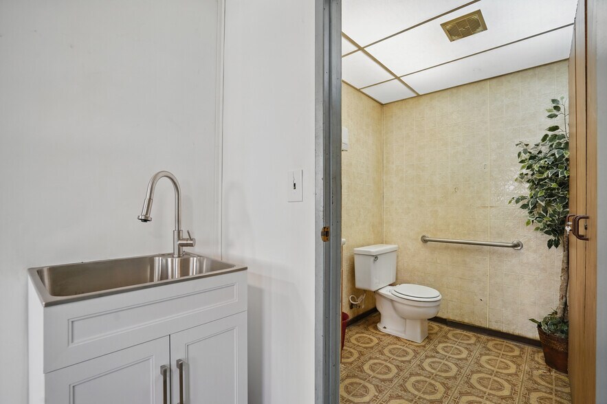 More Photos Of 3632 Foothill Blvd, La Crescenta Manufacturing For Sale