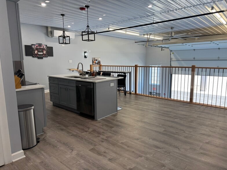 More Photos Of 2244 Ferry Rd, Naperville Flex For Sale