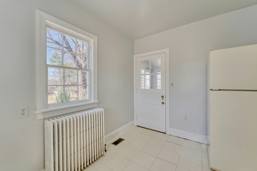 More Photos Of 121 N Hatcher Ave, Purcellville Office For Sale