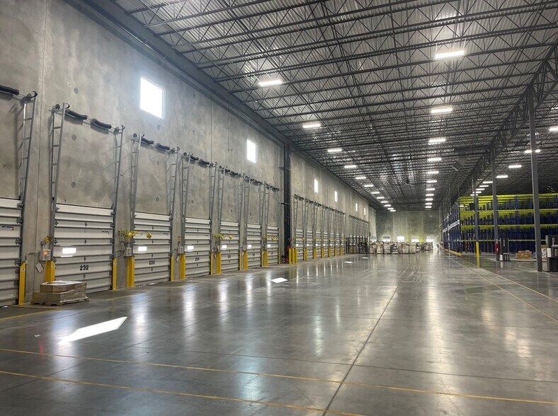 More Photos Of 8235 Plummer St, Houston Distribution For Lease