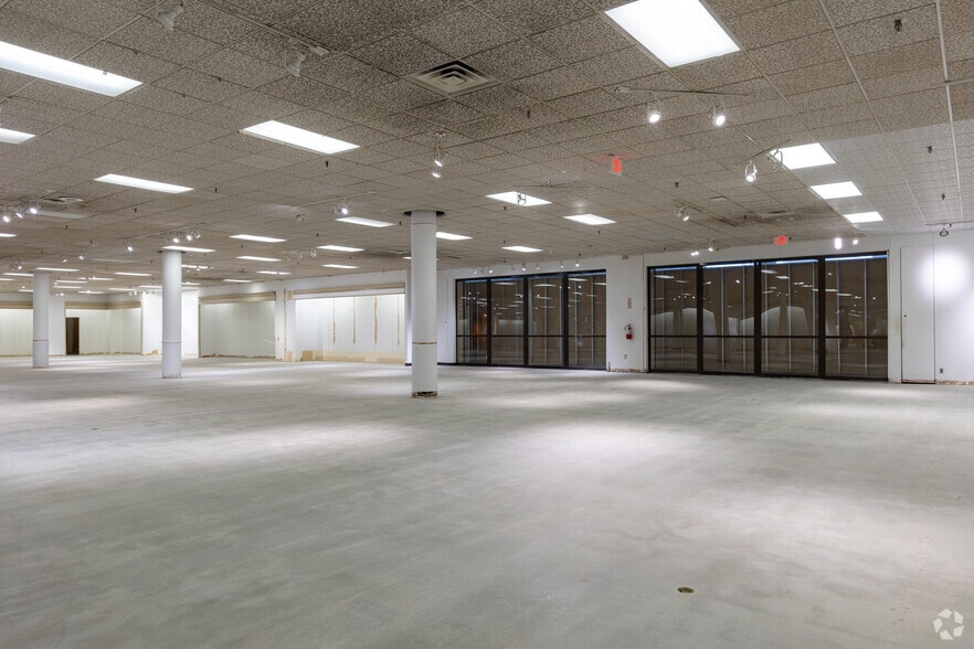 More Photos Of 1995 Southlake Mall, Merrillville Department Store For Sale