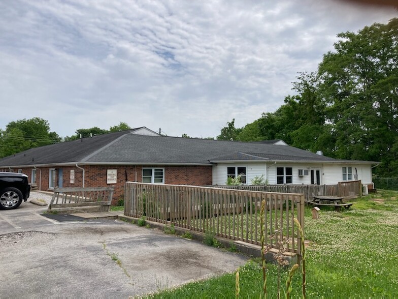 Primary Photo Of 205 Bridge St, Munfordville Healthcare For Sale