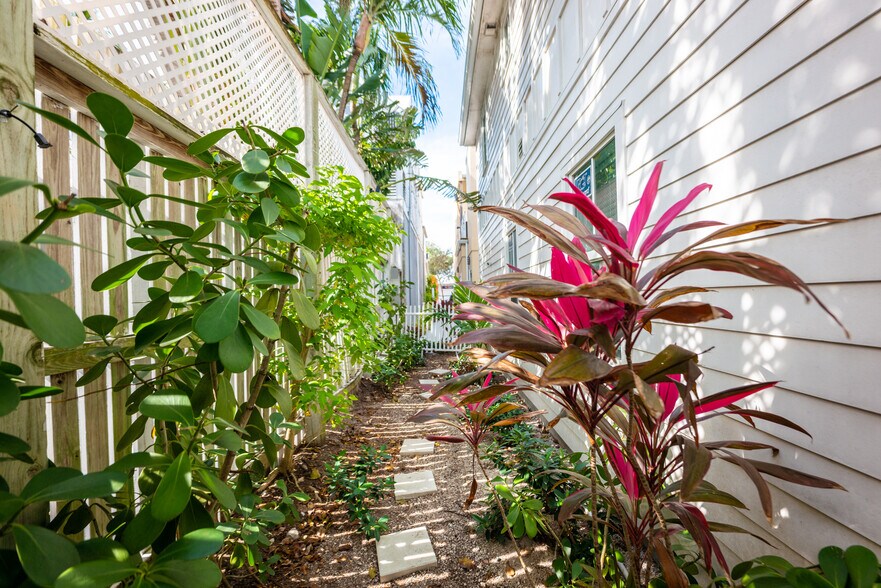More Photos Of 1028 Truman Ave, Key West Storefront Retail Residential For Sale