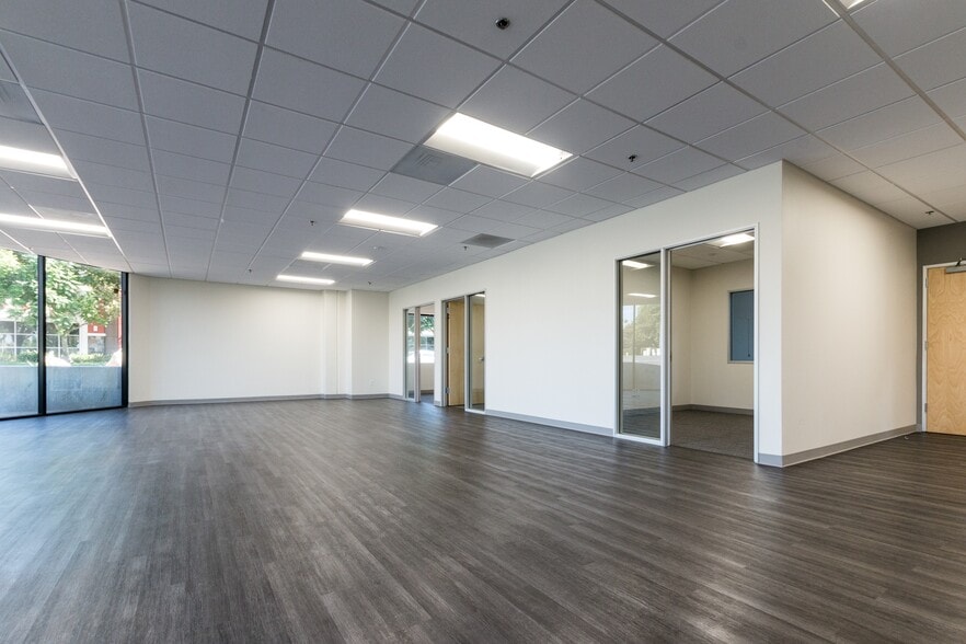 More Photos Of 3002-3072 E Inland Empire Blvd, Ontario Unknown For Lease