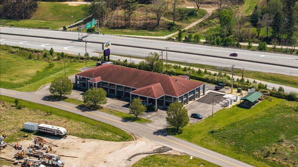 More Photos Of 182 Quillen Chapel Service Rd, Campton Hotel For Sale