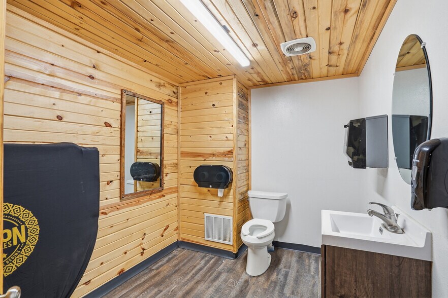 More Photos Of 1401 Laurel St, Whitewood Restaurant For Sale